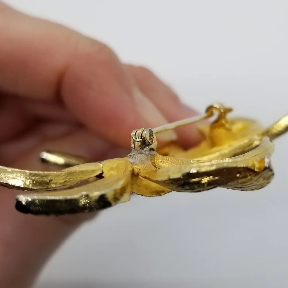 vintage textured gold tone leafy wheat brooch